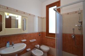 a bathroom with a sink and a toilet and a shower at Appartamenti da Clarissa in Macari