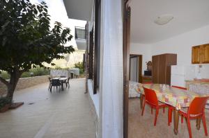 a kitchen and dining room with a table and chairs at Appartamenti da Clarissa in Macari