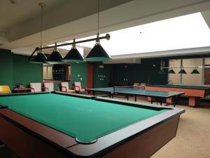 a pool table in a room with ping pong tables at Sasanka in Świnoujście