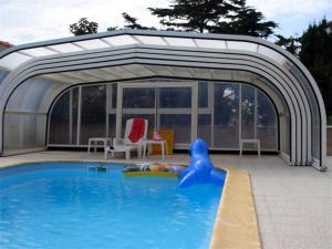 uma piscina com uma cobertura sobre ela com um escorrega de piscina em Appartement de 2 chambres a Banyuls sur Mer a 700 m de la plage avec vue sur la ville piscine partagee et jardin clos em Banyuls-sur-Mer