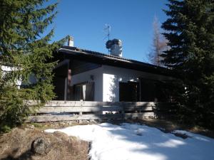una casa con nieve delante en Carezza Units, Dolomites en Carezza al Lago