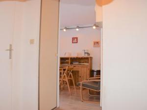 Appartement Bernex, 2 pièces, 4 personnes - FR-1-498-34 في بيرنيكس: باب مفتوح للمطبخ مع غرفة طعام