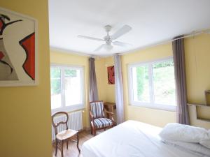 En eller flere senge i et værelse på Appartement spacieux à Évian avec terrasse jardin et parking - FR-1-498-40