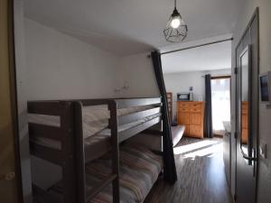 1 Schlafzimmer mit 2 Etagenbetten und einem Spiegel in der Unterkunft Appartement Bernex, 2 pièces, 6 personnes - FR-1-498-50 in Bernex