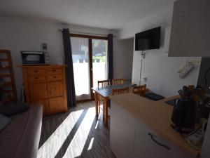 ein Wohnzimmer mit einer Küche und einem Esszimmer in der Unterkunft Appartement Bernex, 2 pièces, 6 personnes - FR-1-498-50 in Bernex