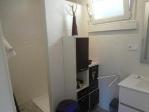 La salle de bains est pourvue d'une armoire noire et d'une douche. dans l'établissement Appartement Capbreton, 4 pièces, 8 personnes - FR-1-239-484, à Capbreton