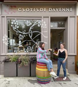 duas mulheres sentadas num barril em frente a uma loja em La Maison de Chablis em Chablis