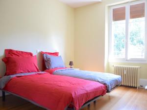 two beds sitting next to each other in a bedroom at Appartement Évian-les-Bains, 4 pièces, 6 personnes - FR-1-498-48 in Évian-les-Bains