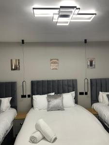 Tempat tidur dalam kamar di Luis apartments in Leeds