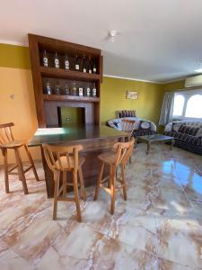 Al Crown في شرم الشيخ: غرفة معيشة مع طاولة وكراسي وأريكة