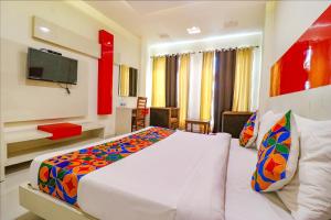 una camera d'albergo con letto e TV di FabHotel Golden Home ad Amritsar