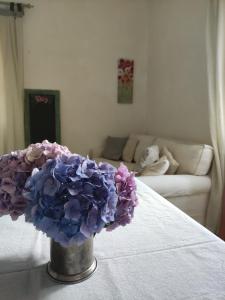 Poggio NativoにあるAlloggio turistico Monte Santa Mariaの紫の花瓶