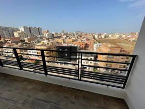 uma varanda com vista para a cidade em Residence safwa em Orã