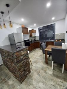 uma cozinha e sala de estar com uma mesa e uma sala de jantar em Residence safwa em Orã