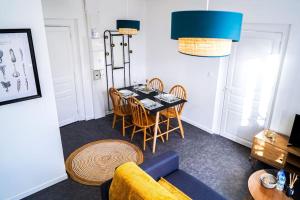 a living room with a dining room table and chairs at Le Petit Marin • Cosy • Netflix & Wifi • Proche Centre-Ville in Châteauroux