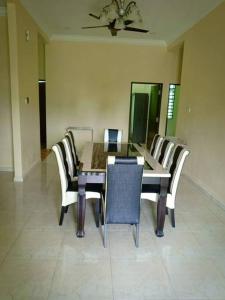 uma sala de jantar com mesa e cadeiras em Zarina's Budget Homestay em Tumpat