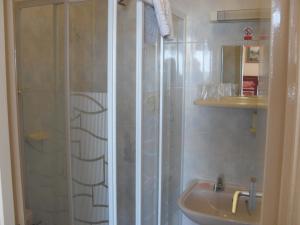 Koupelna v ubytování St Albans Hotel + 22 fotografií