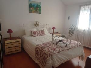 sypialnia z białym łóżkiem i 2 szafkami nocnymi w obiekcie Stunning House in Mirandela ideal for 10 people w mieście Mirandela
