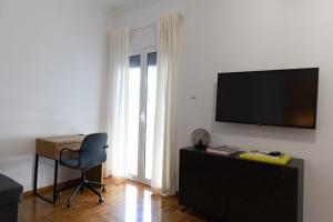TV a/nebo společenská místnost v ubytování Modern Apartment at the heart of Athens
