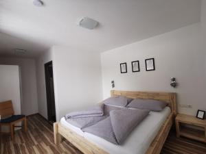 ein Schlafzimmer mit einem Bett mit grauen Kissen darauf in der Unterkunft Appartement Falkner Manuel in Niederthai