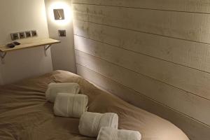 a bedroom with two white towels on a bed at Suresnes : 2 pièces cosy in Suresnes