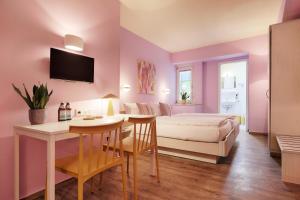 เตียงในห้องที่ homie hotel kunterbunt