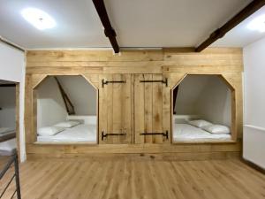 Cette chambre comprend 2 lits superposés. dans l'établissement Le Château de La Beauvais, à Piré-sur-Seiche