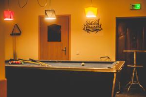 Biliardový stôl v ubytovaní Hotel Na Wzgórzu