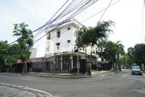 un edificio blanco al lado de una calle en Toba Mansion Syariah near Benhil RedPartner en Yakarta