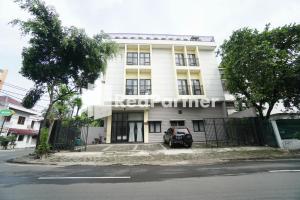 un edificio blanco con un coche aparcado delante de él en Toba Mansion Syariah near Benhil RedPartner en Yakarta