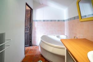 ein Badezimmer mit einem WC, einem Waschbecken und einem Spiegel in der Unterkunft Gîte de La Vieille Bécane in La Gonterie-Boulouneix