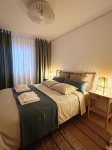 1 dormitorio con 1 cama grande y 1 mesa en Apartamentos Palangres, en Torrevieja