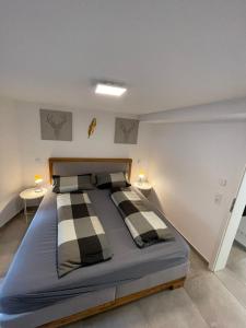 A bed or beds in a room at Casa Hintze II- 2 Zimmerwohnung 5 Minuten zu Fuß in die Innenstadt und nahe der Berge