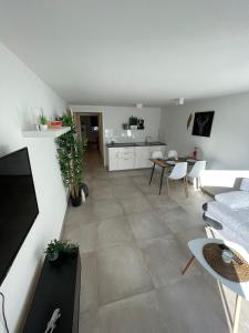 a living room and kitchen with a table and chairs at Casa Hintze II- 2 Zimmerwohnung 5 Minuten zu Fuß in die Innenstadt und nahe der Berge in Kempten