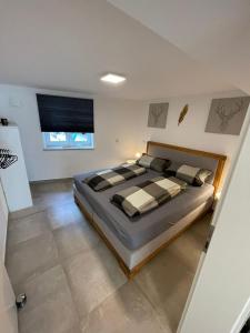 a bedroom with a large bed in a room at Casa Hintze II- 2 Zimmerwohnung 5 Minuten zu Fuß in die Innenstadt und nahe der Berge in Kempten
