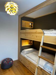 - un lit superposé avec une échelle dans une chambre dans l'établissement Apartment Luise - direkt an der Skipiste - mit Sauna, à Feldberg