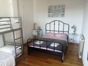 um quarto com 2 beliches e uma escada em Guest House Sir Manuel - Unidade Senhora A Branca em Braga