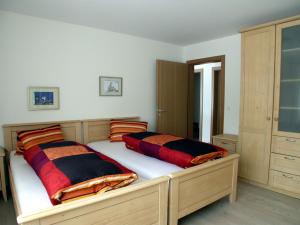 シュクオルにあるCrastuoglia 855-2のベッドルーム1室(カラフルな枕付きのベッド2台付)