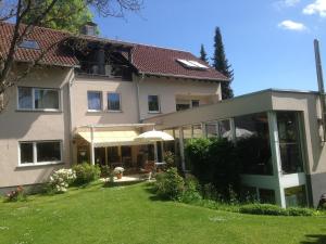 une grande maison avec une pelouse devant elle dans l'établissement Gunkel Ferienwohnungen am See - Konstanz - Musikerviertel, à Constance