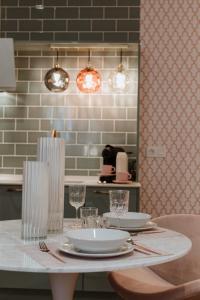 Una mesa con platos y copas de vino encima. en Apartamentos Boutique Heritage, en San Martín de Trevejo 251 fotos más