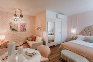 Un dormitorio con una cama y una sala de estar. en Apartamentos Boutique Heritage, en San Martín de Trevejo