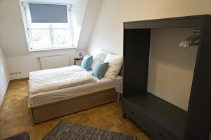 a small bedroom with a bed and a window at Moselchalet in Piesport