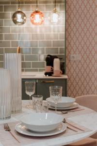 una mesa con platos y vasos encima en Apartamentos Boutique Heritage, en San Martín de Trevejo