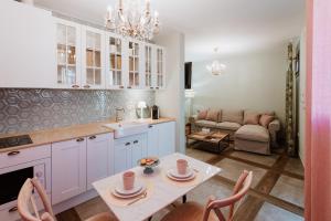 a kitchen and living room with a table and a couch at Apartamentos Boutique Heritage in San Martín de Trevejo