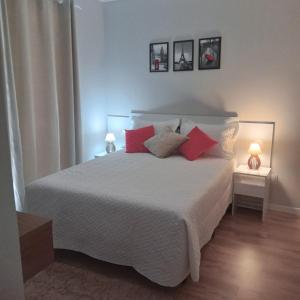 En eller flere senge i et værelse på Linda casa com jacuzzi e churrasqueira privada para temporada