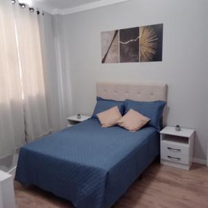 En eller flere senge i et værelse på Linda casa com jacuzzi e churrasqueira privada para temporada