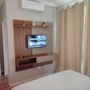 Et tv og/eller underholdning på Linda casa com jacuzzi e churrasqueira privada para temporada