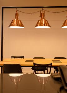 uma sala de conferências com mesa, cadeiras e luzes em ibis Lviv Center em Lviv