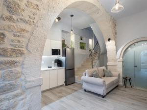 uma cozinha e sala de estar com uma parede de pedra em Luxury love nest with hot tub & heated pool em Kournás