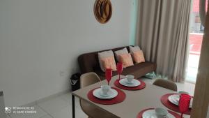 sala de estar con mesa y sofá en Terrazzas Flat 106, en João Pessoa